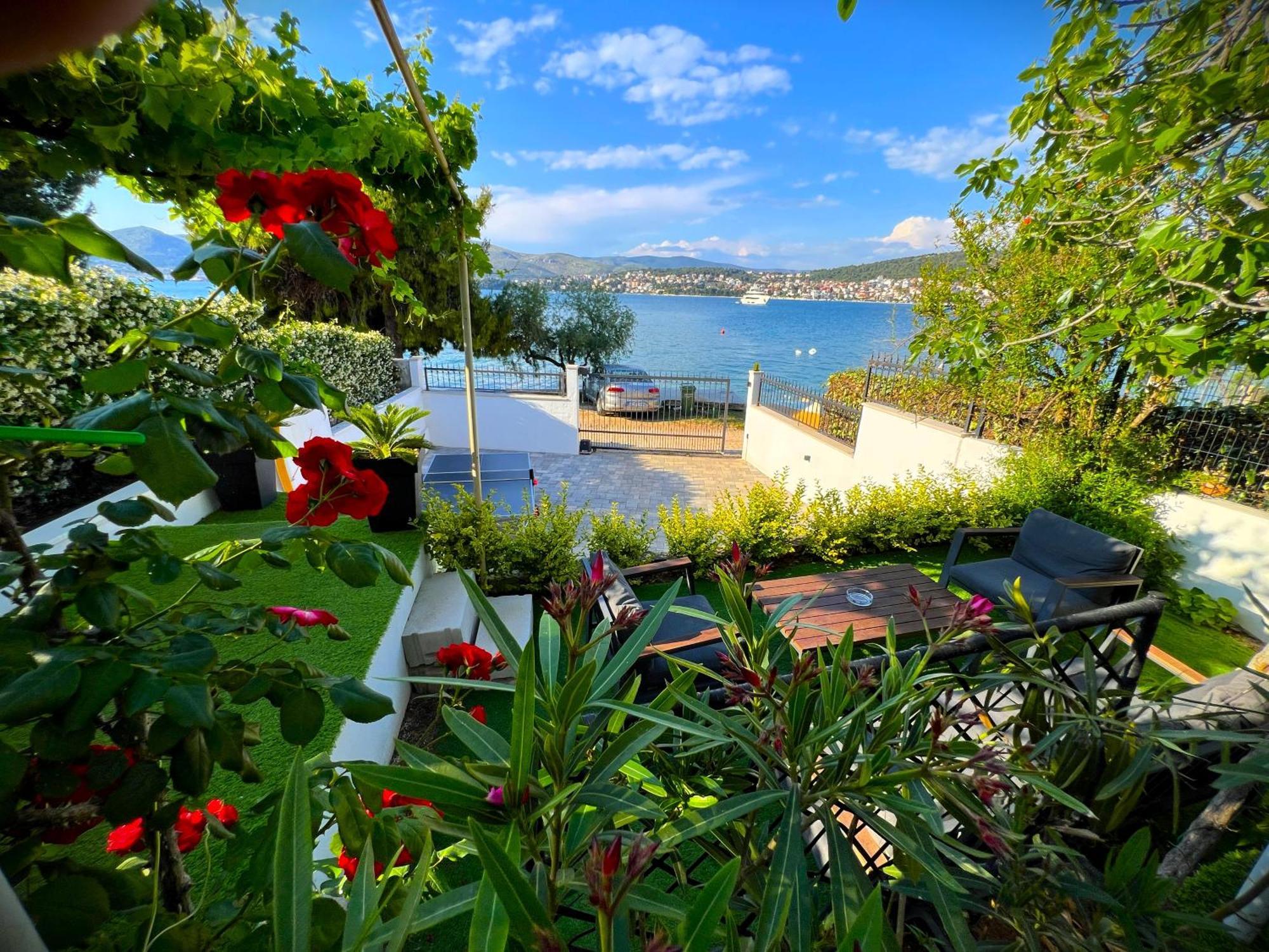 Beach Holiday Home With Private Jacuzzi & Parking Трогир Экстерьер фото