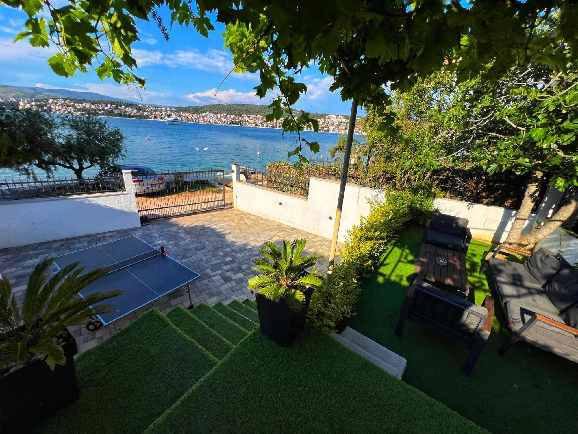 Beach Holiday Home With Private Jacuzzi & Parking Трогир Экстерьер фото
